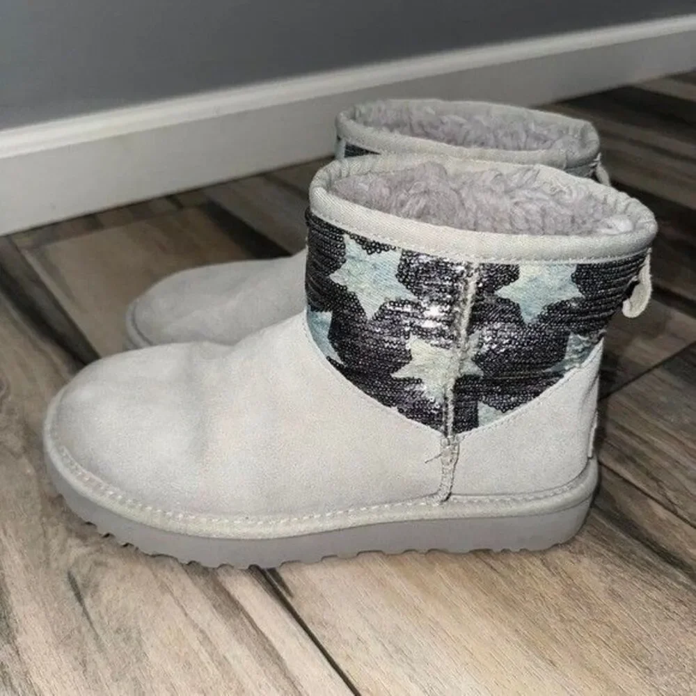 UGG Classic Short Star Sequin Grey Suede Ankle Boots Silver Stars 1105314 Mens 6